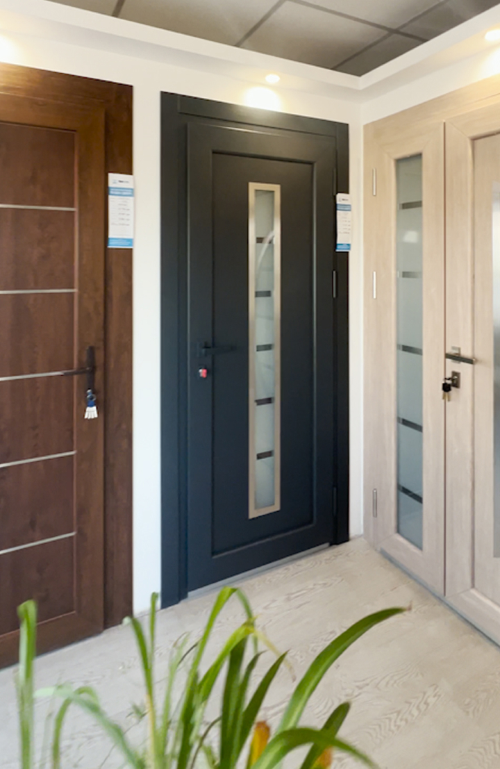 Drzwi elewacyjne metalowo-plastikowe z panelem HPL